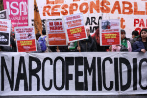 Personas sostienen carteles durante una manifestación el pasado sábado por el feminicidio de Brenda Loreley Del Castillo, Morena Verdi y Lara Morena Gutiérrez, en Buenos Aires (Argentina). EFE/ Adan González