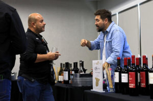 El encargado de un stand atiende a un visitante durante la inauguración de la primera edición de Wine Summit este miércoles, en San Juan (Puerto Rico). EFE/ Thais Llorca