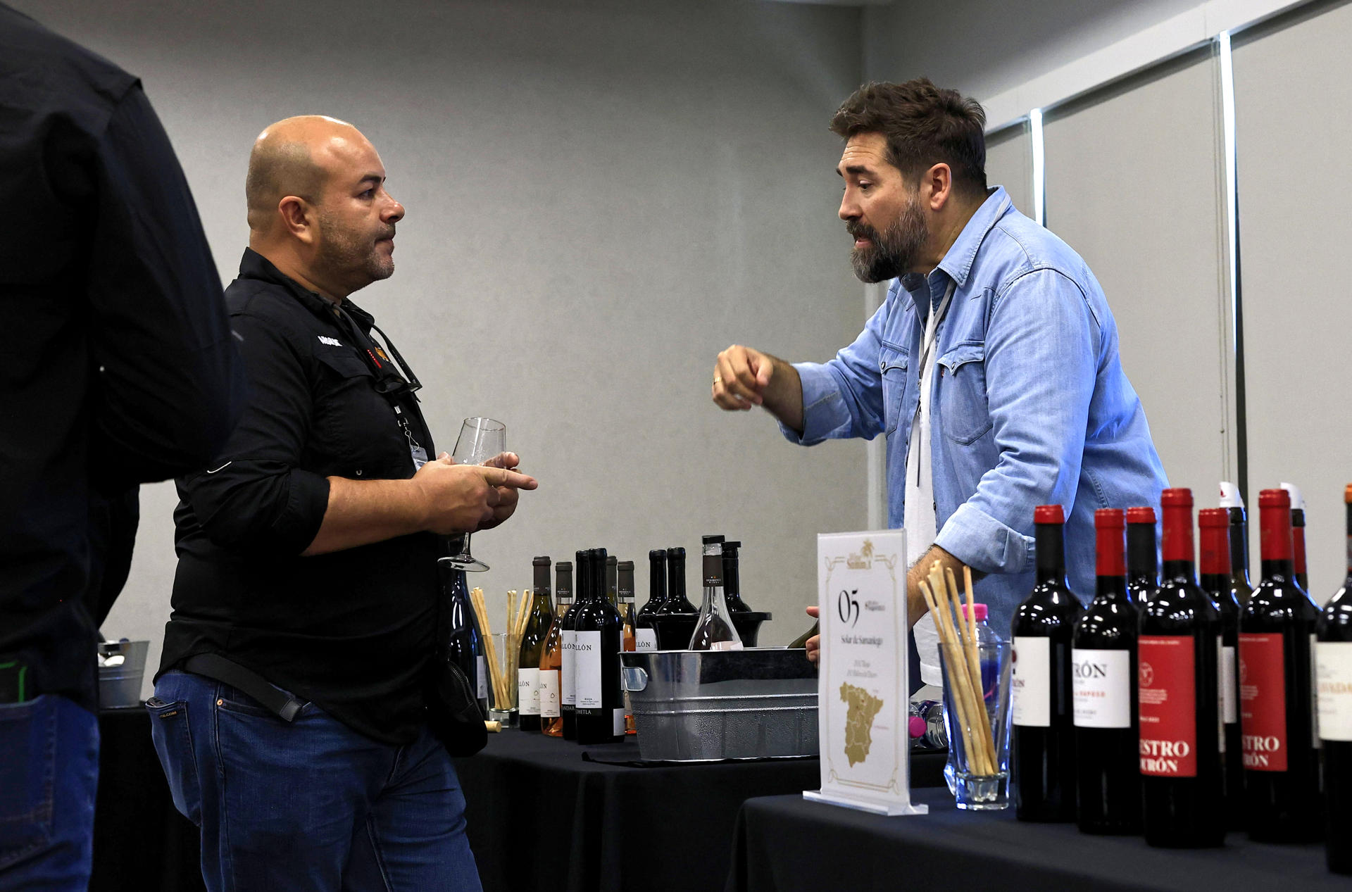 El encargado de un stand atiende a un visitante durante la inauguración de la primera edición de Wine Summit este miércoles, en San Juan (Puerto Rico). EFE/ Thais Llorca