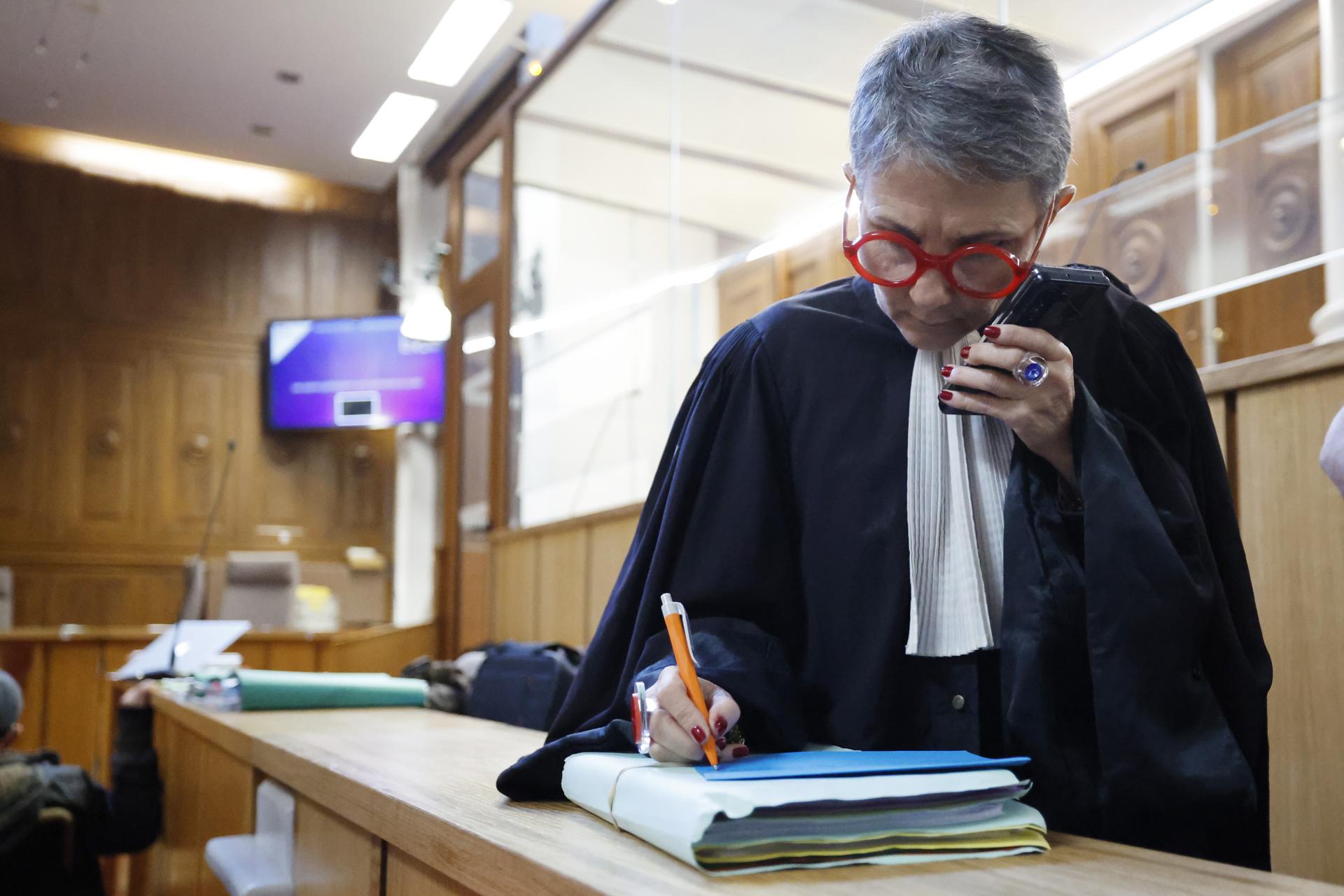 Beatrice Zavarro, la abogada de Dominique Pelicot, se encuentra en el tribunal penal de Gard, en Nimes, Francia, el 07 de octubre de 2025. Un juicio de apelación que involucra a uno de los acusados condenados por las violaciones masivas cometidas contra Pelicot, será escuchado por el tribunal del 06 al 09 de octubre. (Francia) EFE/EPA/GUILLAUME HORCAJUELO
