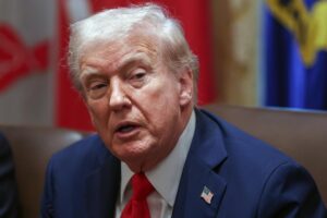 El presidente de Estados Unidos, Donald Trump, habla en la Casa Blanca, en Washington, DC, EE.UU., el 9 de octubre de 2025. EFE/SAMUEL CORUM / POOL