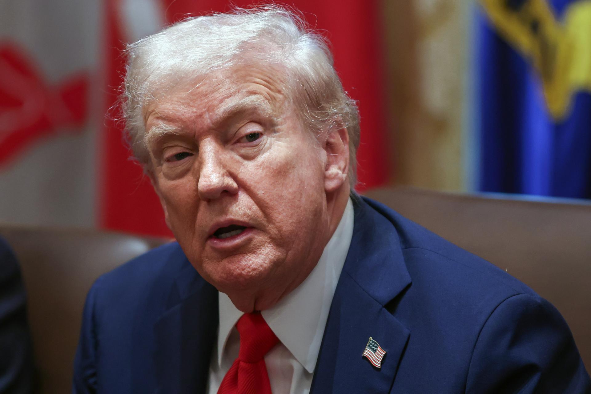El presidente de Estados Unidos, Donald Trump, habla en la Casa Blanca, en Washington, DC, EE.UU., el 9 de octubre de 2025. EFE/SAMUEL CORUM / POOL