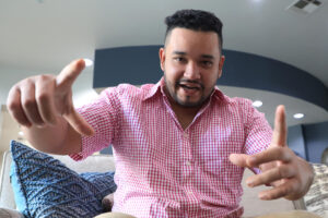 Fotografía del el 26 de septiembre de 2025 del expreso político venezolano Gregory Sanabria posando durante una entrevista con EFE en Houston, Texas (Estados Unidos). EFE/Carlos Ramírez