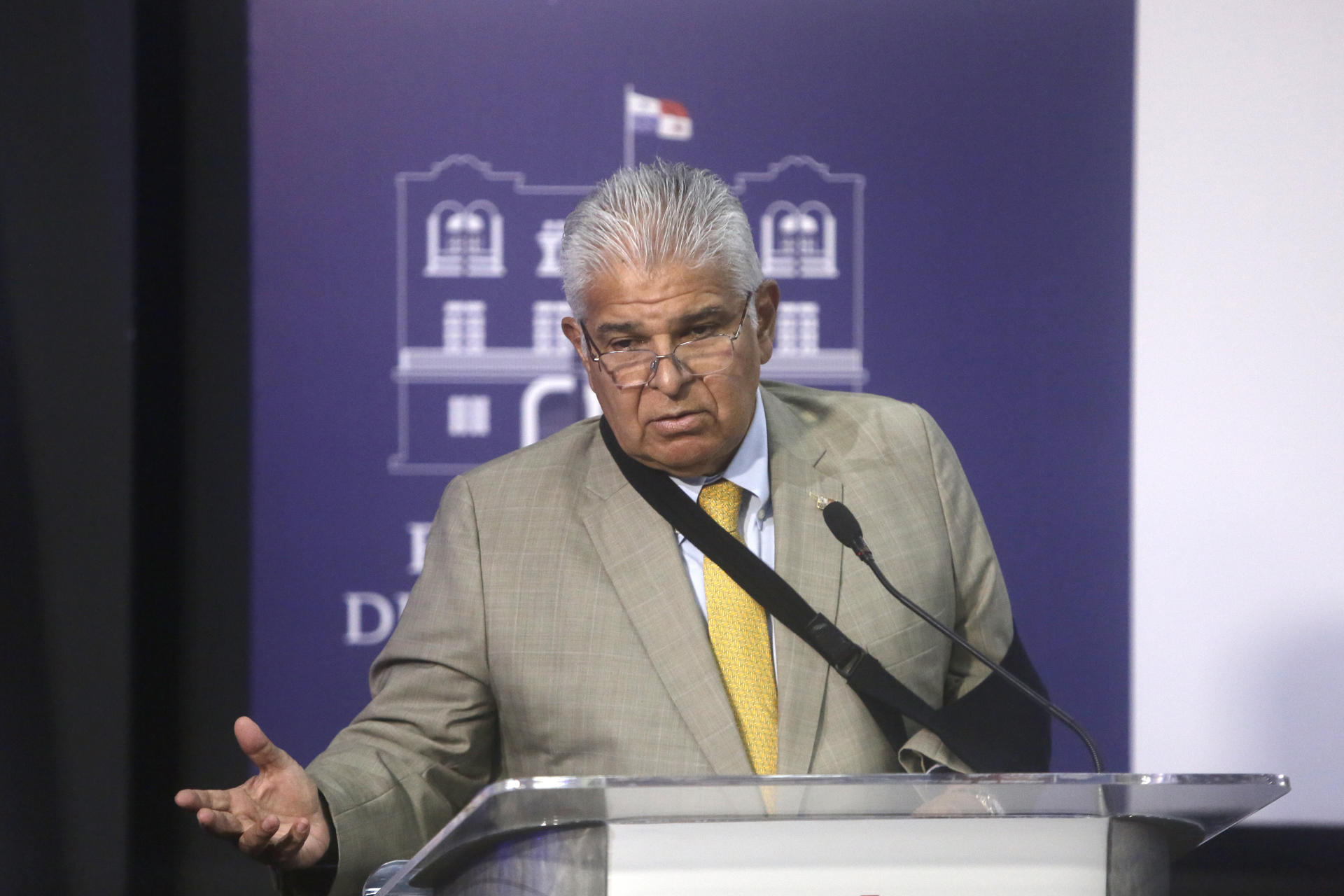 El presidente de Panamá, José Raúl Mulino, habla en una conferencia de prensa en el anfiteatro del Palacio de las Garzas este jueves, en Ciudad de Panamá (Panamá). EFE/ Carlos Lemos
