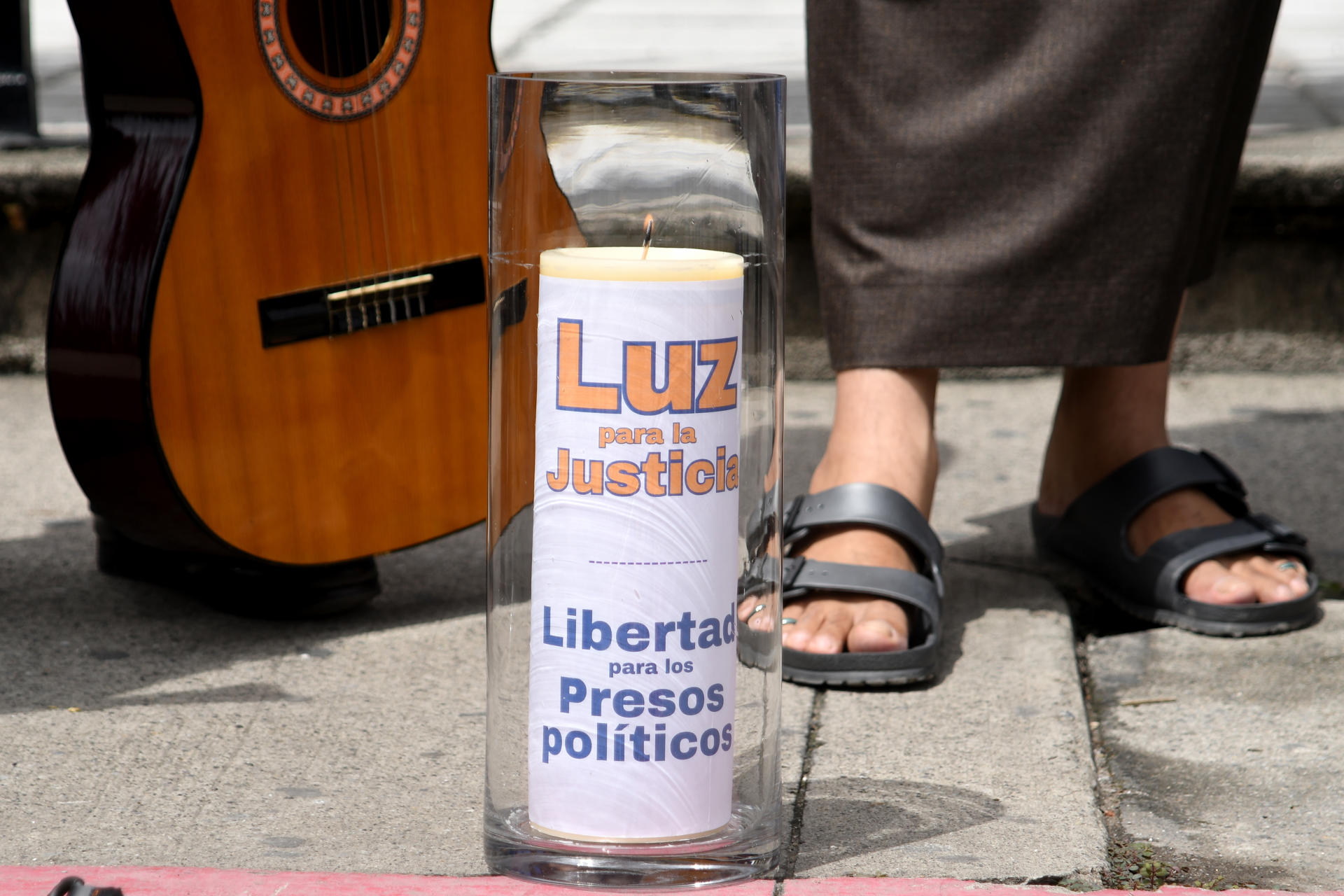 Fotografía que muestra una vela durante una manifestación este jueves, frente al Ministerio Público en Ciudad de Guatemala (Guatemala). EFE/ Alex Cruz
