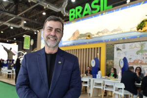 El presidente de Embratur (Brasil), Marcelo Freixo, al posara este martes, 30 de septiembre, durante una entrevista con EFE, en el marco de la Feria Internacional de Turismo (FIT), en Buenos Aires (Argentina). EFE/Matías Campaya