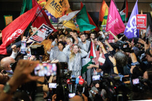 Brasileños que integraban la Flotilla Global Sumud y que fueron detenidos durante varios días por Israel llegan al Aeropuerto Internacional de Guarulhos este jueves, en São Paulo (Brasil). EFE/Isaac Fontana