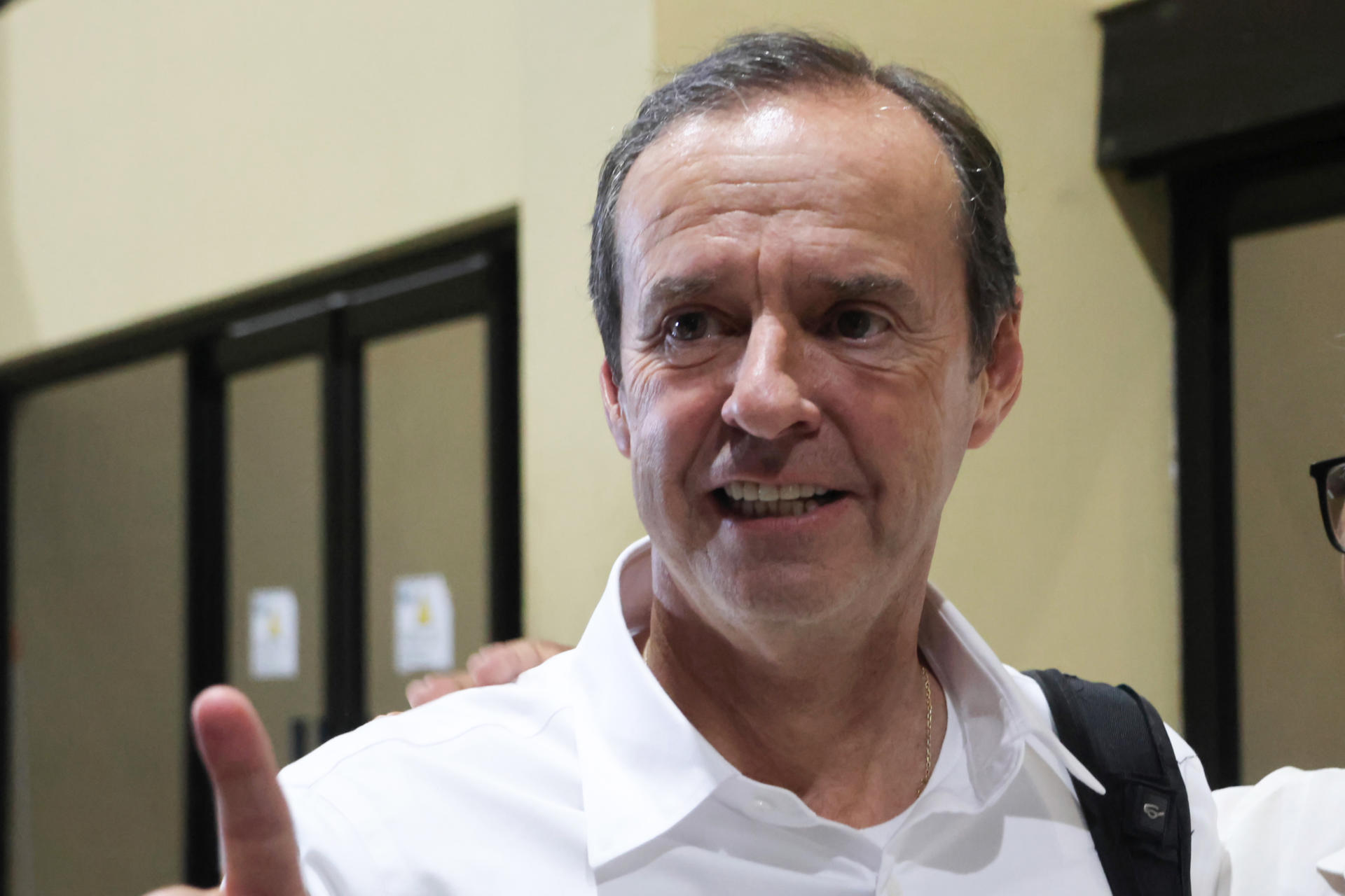 El expresidente de Bolivia y candidato a la reelección, Jorge Tuto Quiroga, al atender a la prensa, este martes, 30 de septiembre, en el aeropuerto de Viru Viru, en Santa Cruz (Bolivia). EFE/Juan Carlos Torrejón
