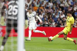 El defensa del Real Madrid Federico Valverde, durante el partido de la jornada 8 de LaLiga EA Sports que Real Madrid y Villarreal disputan este sábado en el estadio Santiago Bernabéu.- EFE/ Javier Lizón