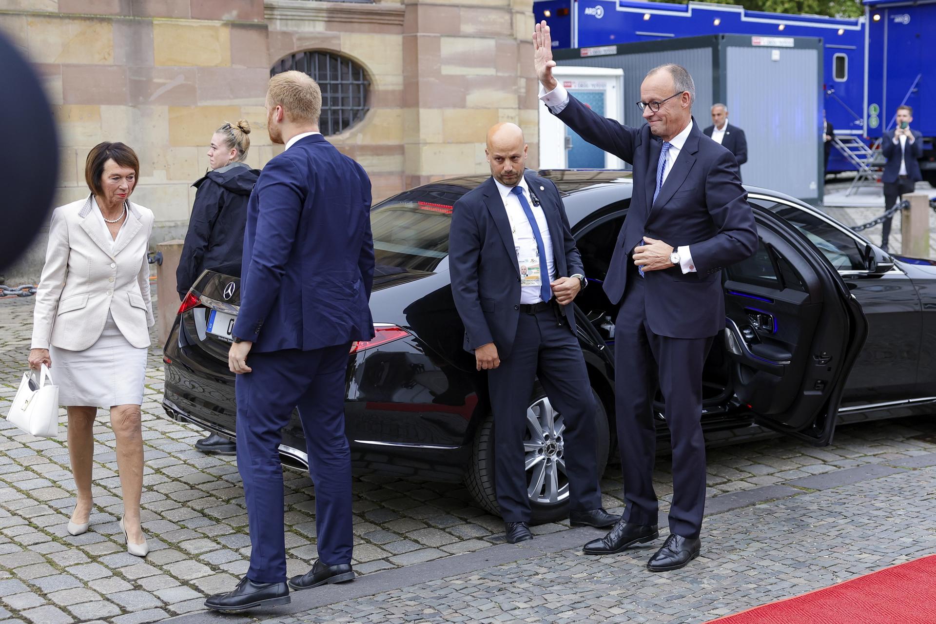 El canciller alemán Friedrich Merz saluda al llegar (R) a un servicio ecuménico como parte de las celebraciones del Día de la Unidad Alemana, en Saarbruecken, Alemania, 03 de octubre de 2025. El Día de la Unidad Alemana se celebra anualmente el 03 de octubre para conmemorar la reunificación de Alemania Oriental y Occidental en 1990. (Alemania) EFE/EPA/CHRISTOPHER NEUNDORF
