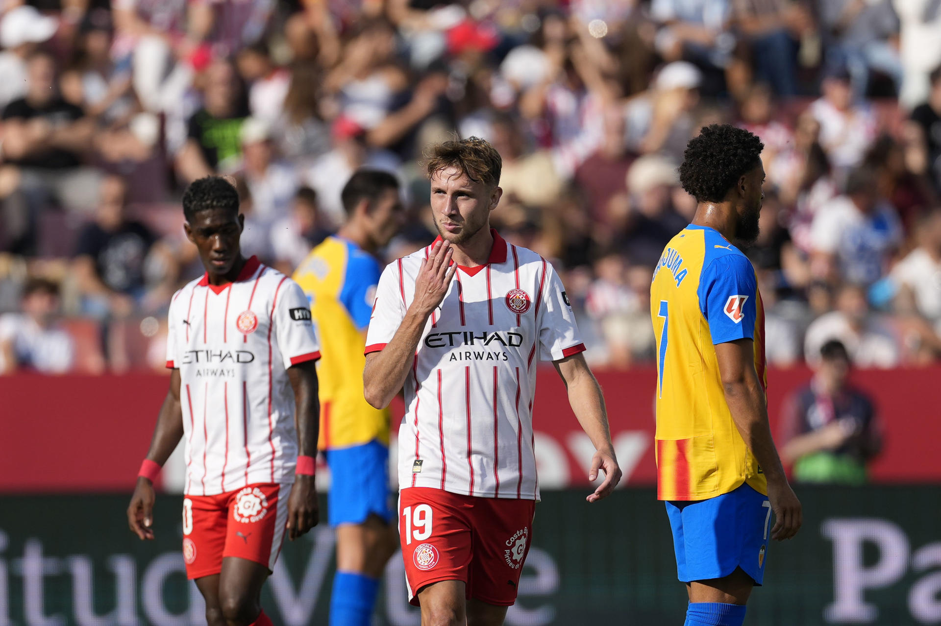El delantero del Girona Vladyslav Vanat (c) celebra su gol contra el Valencia, durante el partido de la jornada 8 de la LaLiga EA Sports entre el Girona FC y el Valencia, este sábado en el estadio municipal de Montilivi.-EFE/ David Borrat
