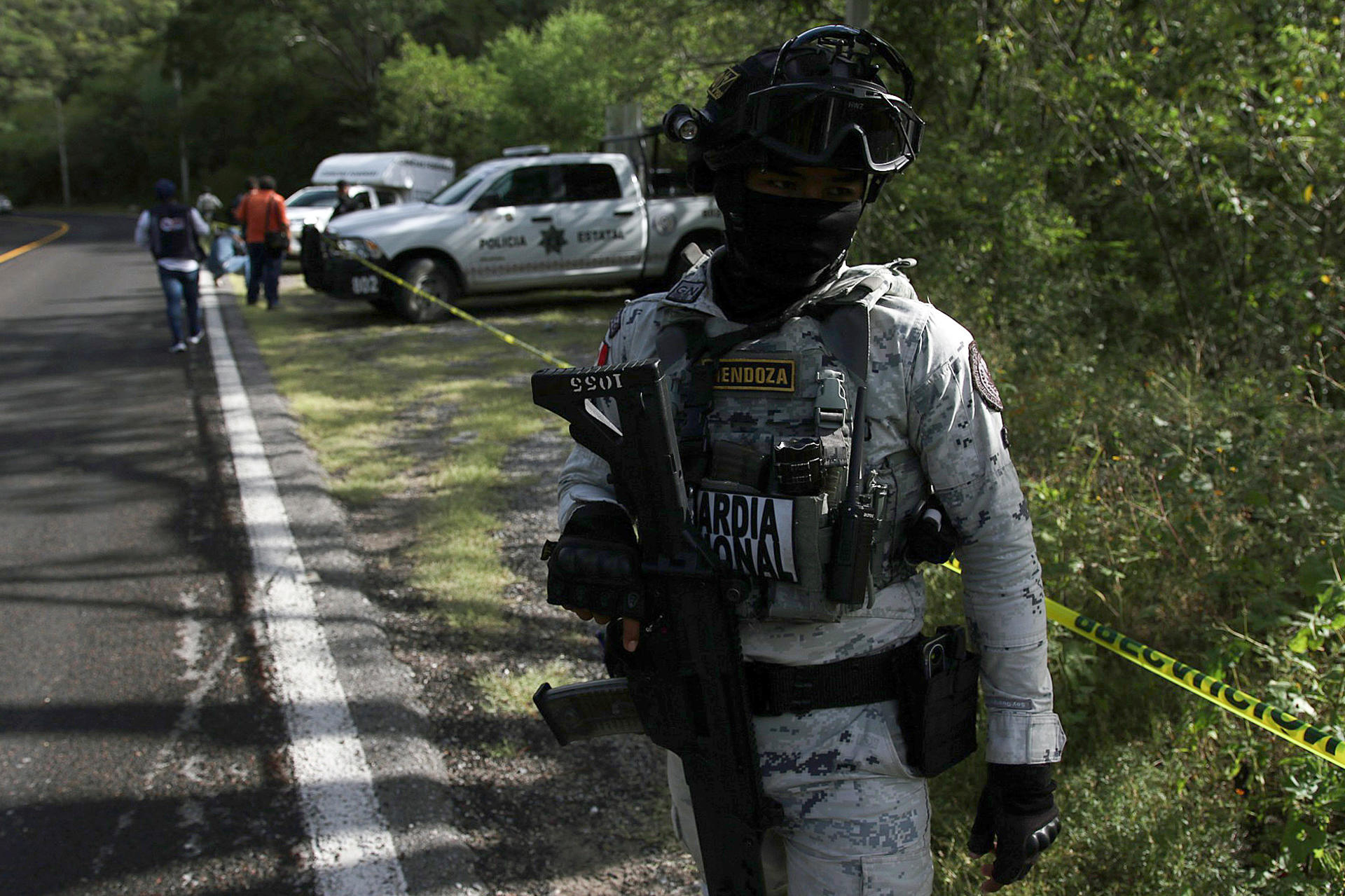 Integrantes de la Guardia Nacional de México custodia la zona donde se localizó el cuerpo sin vida del sacerdote mexicano Bertoldo Pantaleón Estrada, este lunes en el municipio Eduardo Neri, en Guerrero (México). EFE/ José Luis de la Cruz
