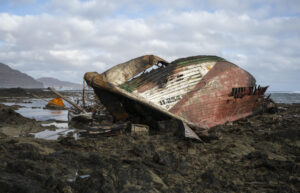 Restos del pesquero marroquí que encalló y se incendió el pasado 10 de septiembre en la costa de Órzola (Lanzarote) y donde viajaba el joven marroquí. EFE/Adriel Perdomo
