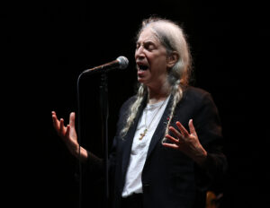 Imagen de archivo (21/09/2024) de la cantante y música estadounidense Patti Smith durante su actuación en el ciclo de conciertos de 1001 Músicas en el teatro del Generalife de Granada. EFE/Pepe Torres.