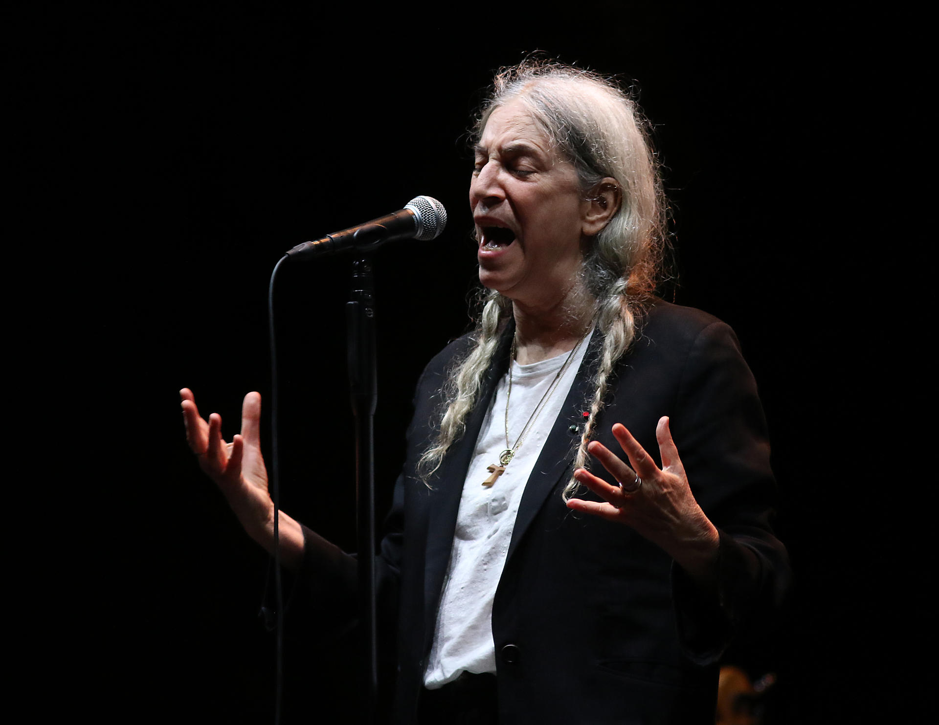 Imagen de archivo (21/09/2024) de la cantante y música estadounidense Patti Smith durante su actuación en el ciclo de conciertos de 1001 Músicas en el teatro del Generalife de Granada. EFE/Pepe Torres.