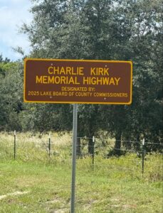 Fotografía publicada en la cuenta oficial @RonDeSantis de la red social X del gobernador de Florida, Ron DeSantis, donde se muestra una placa de la calle 'Charlie Kirk Memorial Highway', en el condado de Lake, en el centro de Florida (Estados Unidos). EFE/ @rondesantis