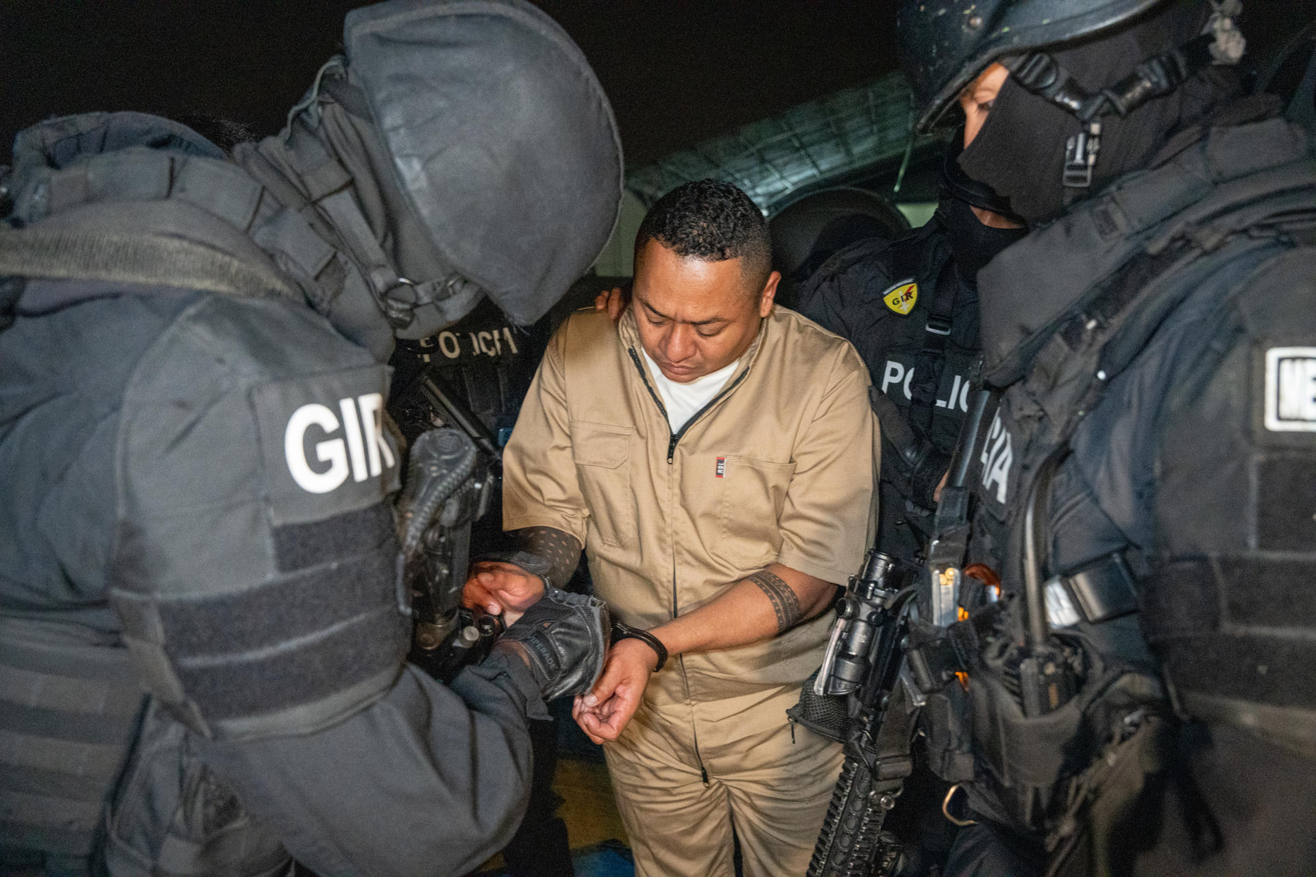 El cabecilla criminal ecuatoriano Rolando Federico Gómez Quinde (Fede), es custodiado por integrantes de la Policía a su llegada este sábado a Guayaquil (Ecuador).EFE/Mauricio Torres
