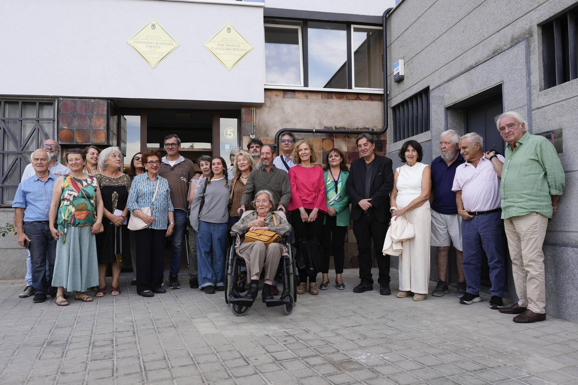 El director del Instituto Cervantes, Luis García Montero (5d), y María Josefa Ramis Cabot (c, delante), viuda de José Manuel Caballero Bonald, durante el homenaje a los escritores Caballero Bonald y Fernando Quiñones ante el edificio en el que vivieron, este miércoles en Madrid. EFE/ Borja Sánchez-Trillo

