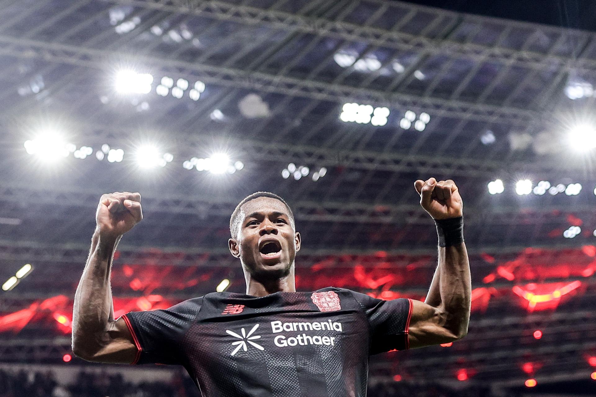 El jugador del Leverkusen Christian Kofane celebra el 1-0 durante el partido de la UEFA Champions League l que han jugado Bayer Leverkusen y PSV en Leverkusen, Alemania. EFE/EPA/CHRISTOPHER NEUNDORF
