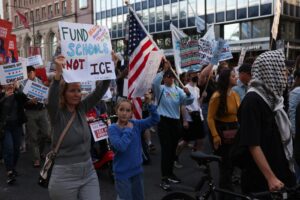 Fotografía del 9 de septiembre de 2025 que muestra a personas que participan en una protesta contra ICE en Chicago (EE.UU.). EFE/EPA/ABLE URIBE