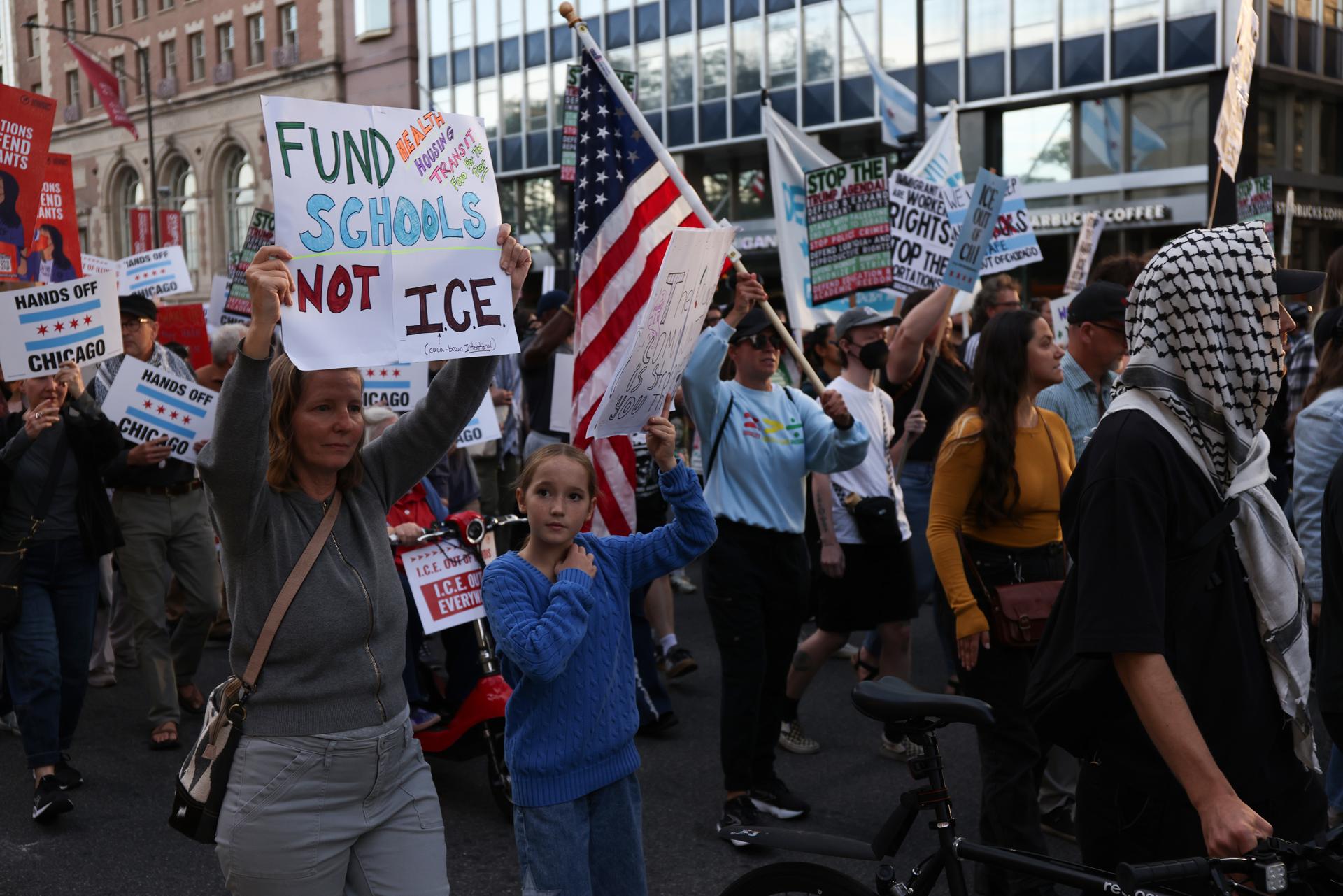 Fotografía del 9 de septiembre de 2025 que muestra a personas que participan en una protesta contra ICE en Chicago (EE.UU.). EFE/EPA/ABLE URIBE