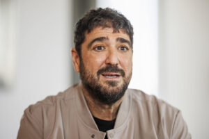 El músico Antonio Orozco dice encontrarse en el mejor momento de su vida y de su carrera, y lo proclama con una sonrisa tras haber tomado la que -mantiene- es la mejor decisión de su vida; la de parar tras sentirse sobrepasado por el trabajo, algo que le había afectado a su forma de vivir: "Mis problemas se han convertido en mi gran solución". Orozco es la cara visible de #LibreríasDeGuardia, la campaña a la que se han sumado 150 librerías de 90 ciudades españolas, organizada por la División Editorial del Grupo Planeta en favor de la salud mental, con motivo del día mundial que se conmemora este viernes. EFE/Rodrigo Jiménez