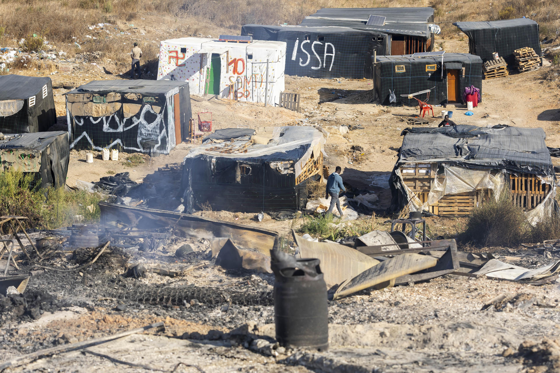 Entre 50 y 60 chabolas han resultado afectadas en un incendio declarado esta madrugada en un asentamiento de migrantes de la localidad onubense de Palos de la Frontera, según ha informado el servicio Emergencias 112 de Andalucía. EFE/Alberto Díaz