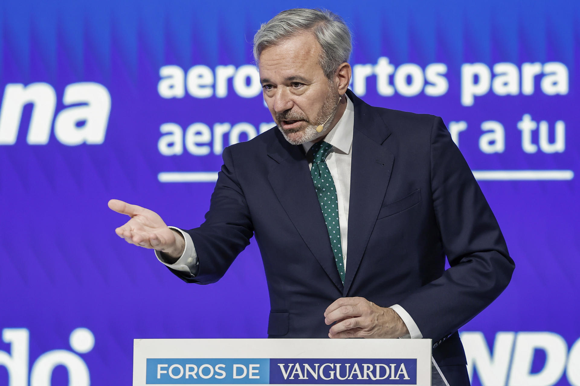 BARCELONA, 09/10/2025.- El presidente de Aragón, Jorge Azcón, durante su participación hoy en un coloquio en Barcelona, organizado por La Vanguardia, aún en plena polémica por la sentencia judiacial sobre el traslado de las pinturas de Sijena que alberga el Museo Nacional de Arte de Cataluña (MNAC). EFE/Andreu Dalmau