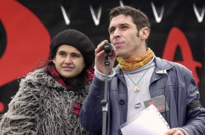 Imagen de archivo del actor Javier Manrique (d) junto a la escritora Lucía Etxabarría (i). EFE/Ángel Díaz