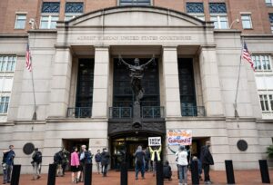 Personas se preparan para la llegada del exdirector del FBI James Comey antes de su audiencia de instrucción de cargos en el Tribunal Federal de los Estados Unidos Albert V. Bryan, en Alejandría, Virginia, EE. UU., el 8 de octubre de 2025. EFE/EPA/LUKE JOHNSON