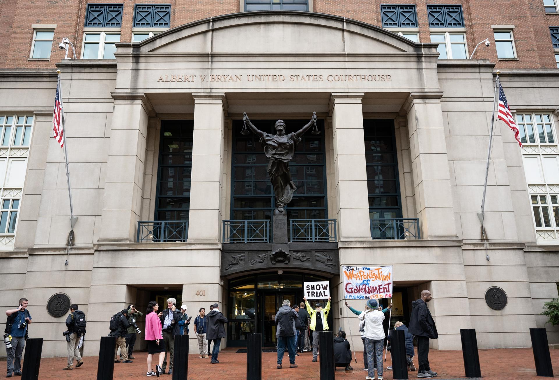 Personas se preparan para la llegada del exdirector del FBI James Comey antes de su audiencia de instrucción de cargos en el Tribunal Federal de los Estados Unidos Albert V. Bryan, en Alejandría, Virginia, EE. UU., el 8 de octubre de 2025. EFE/EPA/LUKE JOHNSON