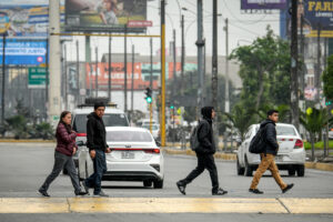 Foto de archivo de personas caminan por una calle durante una jornada de paro de transportadores en la ciudad de Lima (Perú).EFE/ STR