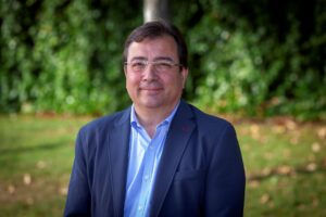 Imagen de archivo del expresidente de la Junta de Extremadura, el socialista Guillermo Fernández Vara, fallecido este domingo, durante una entrevista con la Agencia EFE en Mérida, el 23 de mayo de 2019. EFE/Archivo/Jero Morales