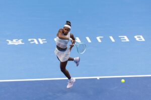 La tenista estadounidense Coco Gauff, durante su partido de este jueves contra la alemana Eva Lys en el Abierto de China. EFE/ JESSICA LEE