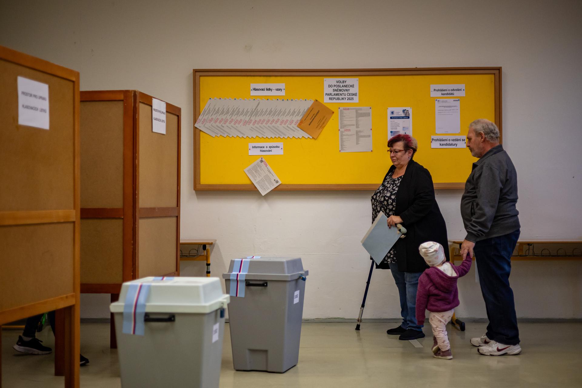 Una familia espera para votar este viernes en las elecciones legislativas en Ostrava (República Checa). EFE/EPA/MARTIN DIVISEK