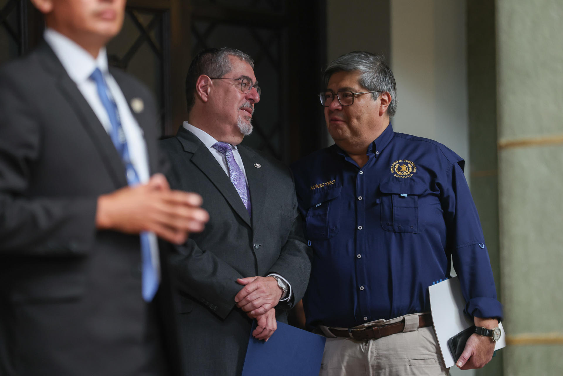 El presidente de Guatemala, Bernardo Arévalo de León (c), habla con el ministro de Gobernación (interior), Francisco Jiménez, previo a una rueda de prensa este lunes, en el Palacio Nacional de la Cultura de Ciudad de Guatemala (Guatemala). EFE/ Mariano Macz
