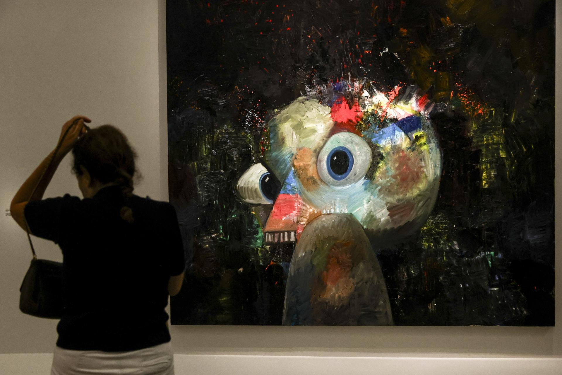 Una mujer observa la pintura 'Birdbrain' expuesta en la exposición 'George Condo' del artista estadounidense George Condo durante una visita de prensa en el Museo de Arte Moderno en París, Francia, 09 de octubre de 2025. La exposición se lleva a cabo del 10 de octubre hasta el 08 de febrero de 2026. (Francia) EFE/EPA/Teresa Suarez