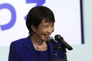 La exministra del Interior japonesa Sanae Takaichi, este sábado durante un discurso en Tokio en las primarias del gobernante Partido Liberal Democrático (PLD), del que resultó elegida líder. EFE/EPA/KIM KYUNG-HOON / POOL