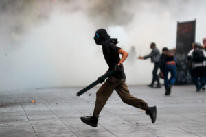 Encapuchados vandalizan este jueves, durante una manifestación por los 57 años de la matanza de Tlatelolco del 2 de octubre de 1968, en la Ciudad de México (México). EFE/ Isaac Esquivel