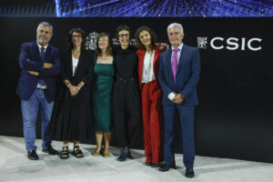 De izda a dcha: el presidente de la Agencia EFE, Miguel Ángel Oliver (izda), posa junto a los periodistas Elena Camacho, Caty Arévalo, Noemí Gómez, Carmen Rodríguez y Raúl Casado, integrantes de la sección de Ciencia de la Agencia EFE, premio CSIC-Fundación BBVA de Comunicación Científica, este lunes en Madrid. EFE/Juanjo Martín