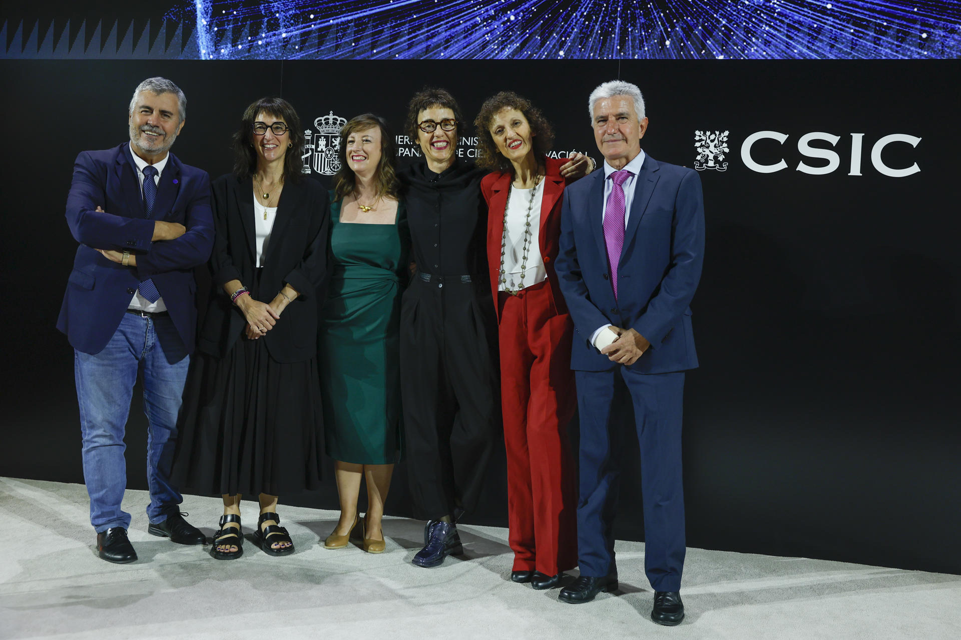 De izda a dcha: el presidente de la Agencia EFE, Miguel Ángel Oliver (izda), posa junto a los periodistas Elena Camacho, Caty Arévalo, Noemí Gómez, Carmen Rodríguez y Raúl Casado, integrantes de la sección de Ciencia de la Agencia EFE, premio CSIC-Fundación BBVA de Comunicación Científica, este lunes en Madrid. EFE/Juanjo Martín