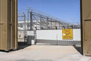 Captura de un video del exterior de la prisión de alta seguridad de Saharonim, en medio del desierto israelí del Neguev, a donde fueron trasladados los activistas capturados que hacías porte de la flotilla ‘Sumud Global’. EFE/Magda Gibelli