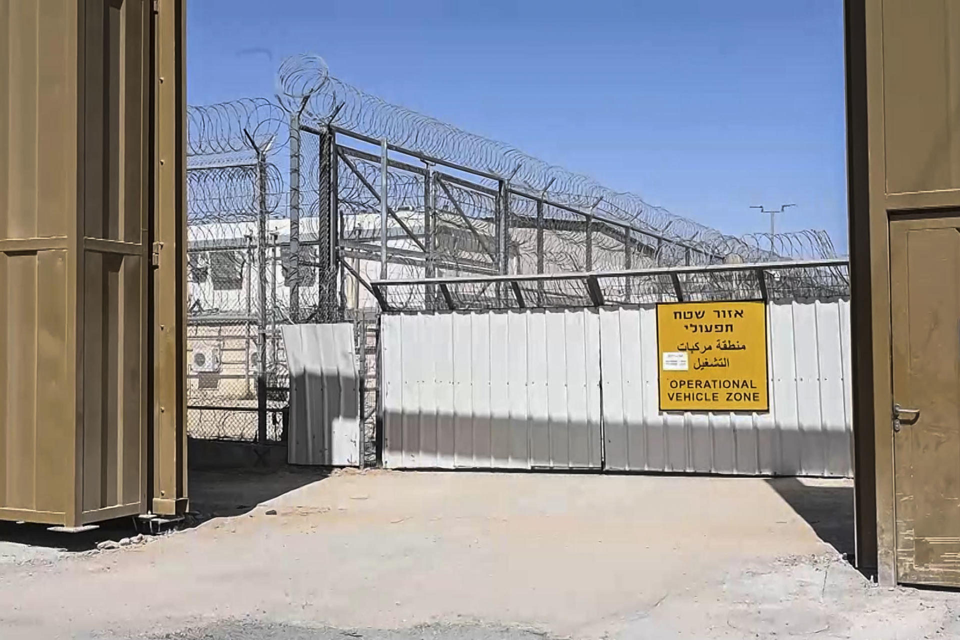Captura de un video del exterior de la prisión de alta seguridad de Saharonim, en medio del desierto israelí del Neguev, a donde fueron trasladados los activistas capturados que hacías porte de la flotilla ‘Sumud Global’. EFE/Magda Gibelli