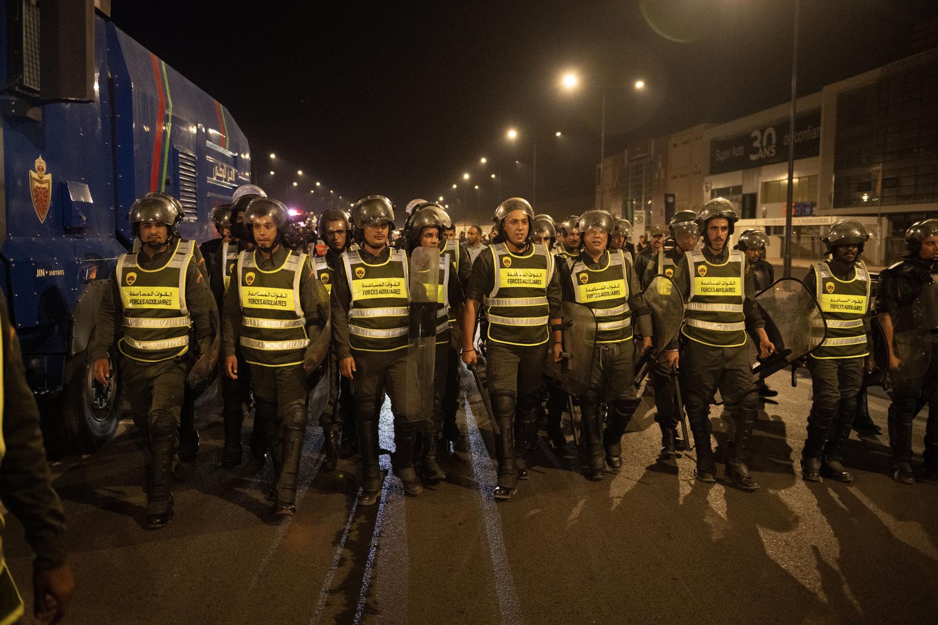 Las fuerzas de seguridad dispersan una concentración mientras las protestas lideradas por jóvenes que exigen reformas en salud y educación se vuelven violentas, en Sale, Marruecos, 01 de octubre de 2025. (Protestas, Marruecos) EFE/EPA/Jalal Morchidi
