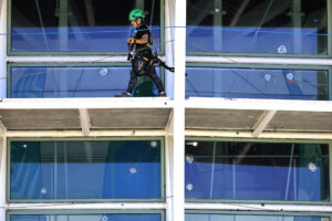 Una persona extiende cables en el exterior del Coliseo de Puerto Rico este viernes, en San Juan (Puerto Rico). EFE/ Thais Llorca