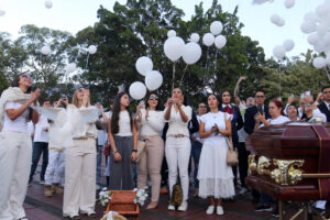 Familiares y amigos del cantante colombiano B-King, asesinado en México, sueltan globos blancos durante su funeral, este jueves, 2 de octubre, en Medellín (Colombia). EFE/STR