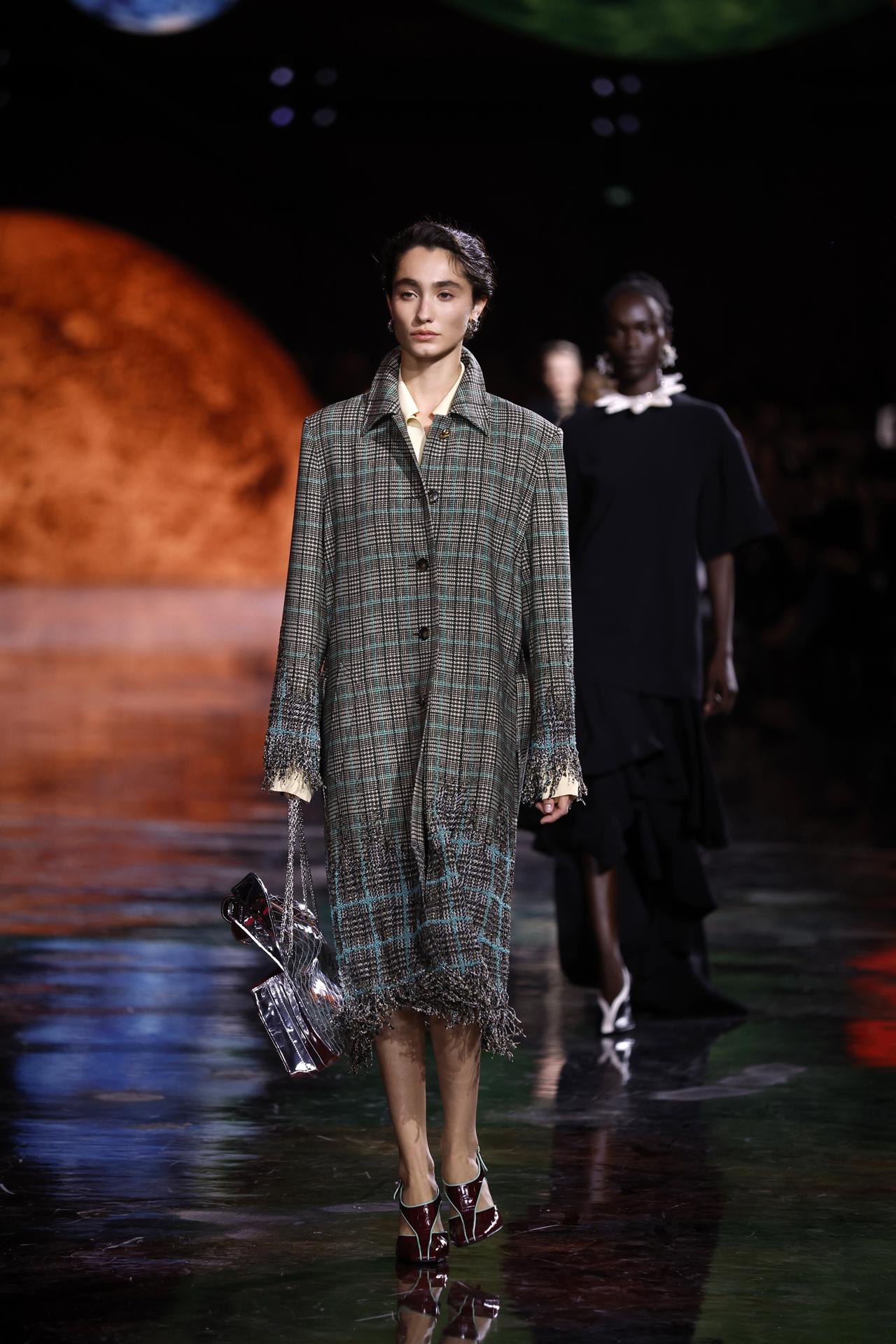 Modelos presentan creaciones de la colección Primavera/Verano 2026 del diseñador francés Matthieu Blazy para la casa de moda Chanel. en París, Francia, el 6 de octubre de 2025. EFE/YOAN VALAT
