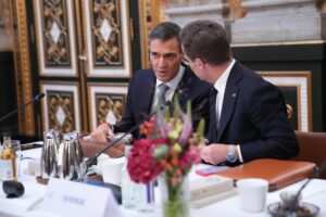 El primer ministro español Pedro Sánchez (L) habla con el primer ministro sueco Ulf Kristersson antes de una reunión informal de los jefes de estado y gobierno de la UE en el castillo de Christiansborg en Copenhague, Dinamarca, 01 de octubre de 2025. (Dinamarca, Copenhague) EFE/EPA/IDA MARIE ODGAARD DENMARK OUT