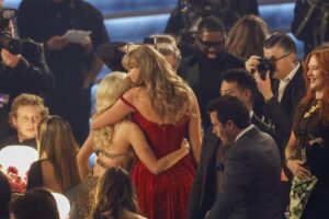 Imagen de archivo de Taylor Swift y Sabrina Carpenter durante la premiación de los Grammy de 2025. EFE/EPA/CAROLINE BREHMAN