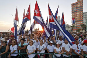 Personas con banderas de Cuba participan en un acto de solidaridad con Palestina este jueves, en La Habana (Cuba). EFE/Ernesto Mastrascusa